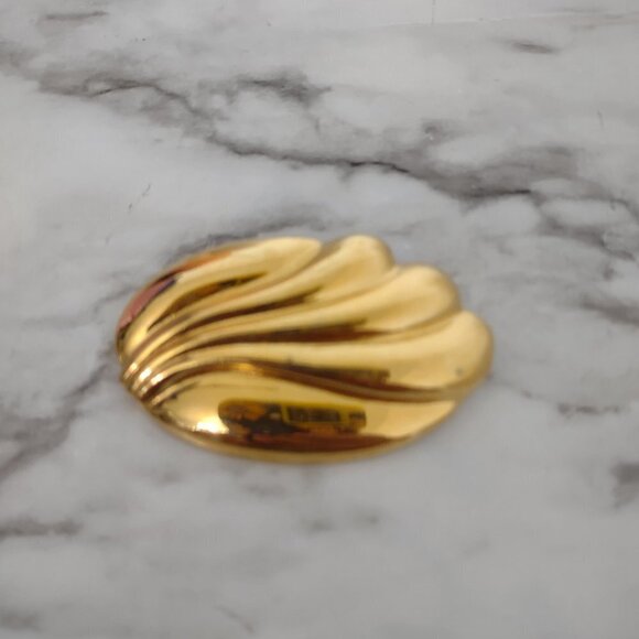 Vintage Rare  Wave/Shell Design Gold Tone Pin Brooch signed MONET - Picture 4 of 6